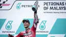 Pembalap Ducati, Enea Bastianini, melakukan selebrasi setelah menjuarai balapan MotoGP Malaysia di Sirkuit Sepang, Minggu (12/11/2023). (AP Photo/Vincent Thian)