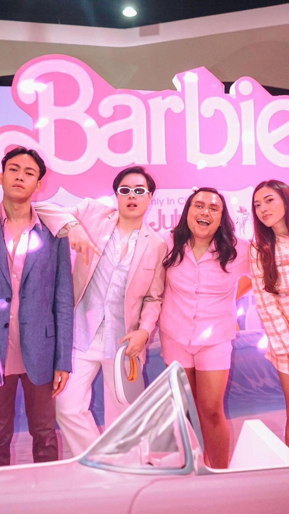 Selebgram Keanuagl juga terlihat hadir dalam premier film Barbie. Tak sendirian, ia menghadiri acara ini bersama tiga temannya. Secara total Keanu mengenakan busana serba pink pop.