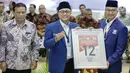 Ketua Umum Partai Amanat Nasional (PAN) Zulkifli Hasan (tengah) mendapatkan nomor 12 sebagai peserta pemilu 2019 saat pengundian nomor urut parpol di kantor KPU, Jakarta, Minggu (19/2). (Liputan6.com/Faizal Fanani)