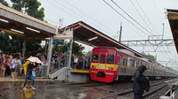 Perjalanan kereta api commuter line terganggu di Stasiun Tanjung Barat. (Liputan6.com/Mevi Linawati)