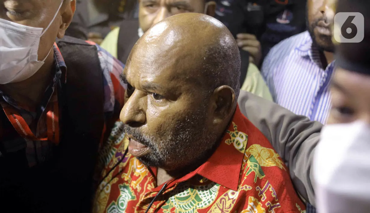 Gubernur Papua Lukas Enembe tiba di Rumah Sakit Pusat Angkatan Darat (RSPAD) Gatot Soebroto, Jakarta, Selasa (10/1/2023) malam. Lukas Enembe menjalani  pemeriksaan kesehatan sebelum diperiksa sebagai tersangka Komisi Pemberantasan Korupsi (KPK) terkait kasus suap dan gratifikasi. (merdeka.com/Imam Buhori)