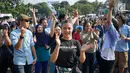 Peserta mengikuti flashmob dalam Pawai Tolak Plastik Sekali Pakai di Lapangan Aspirasi Monas, Jakarta, Minggu (21/7/2019). Pawai bebas plastik ini akan menjadi aksi terbesar di Indonesia untuk menolak penggunaan plastik sekali pakai karena sudah mengancam lingkungan. (Liputan6.com/Immanuel Antonius)