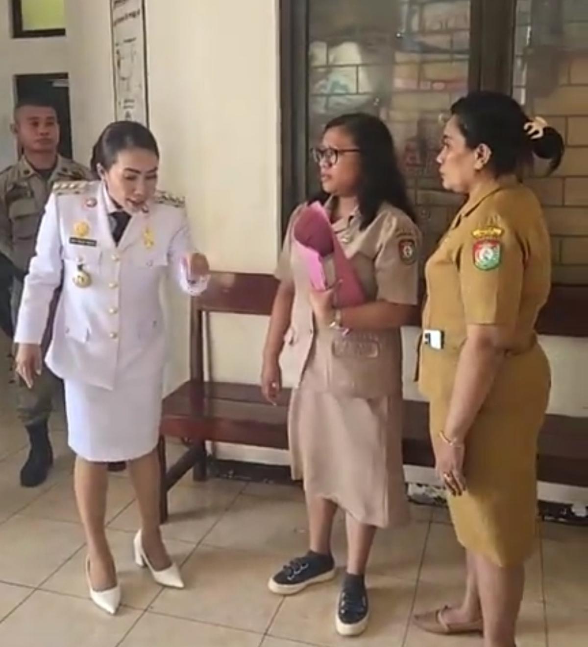 Bupati di NTT Ngamuk Tunjuk-Tunjuk Staf Dikbud Karena Tunjangan Guru Belum Cair, Sampai Gebrak Meja