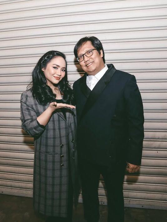 Gita Gutawa selalu memberi dukungan pada sang ayah saat menampilkan karya-karyanya. Sebalinya, Erwin Gutawa mendukung penuh setiap pilihan yang diambil Gita dalam bermusik. (Liputan6.com/IG/@gitagut)