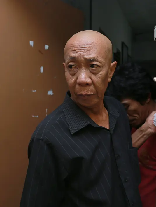 Abdul Hamid atau Pak Ogah sudah menganggap Pak Raden seperti keluarga sendiri. Ia pun terlihat sangat terpukul atas kepergian sosok pendongeng yang khas dengan kumis tebalnya itu. (Galih W. Satria/Bintang.com)