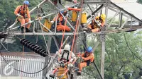 Suasana perbaikan Menara Sutet di Jalan Asia Afrika, Jakarta, Rabu (12/8/2015). Pekerjaan tersebut mengandung resiko besar karena jaringan listrik masih dipelihara tanpa dipadamkan. (Liputan6.com/Helmi Afandi)