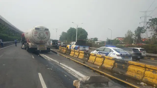 Truk pertamina tabrak beton pembatas di Tol Jagorawi. (liputan6.com/istimewa).