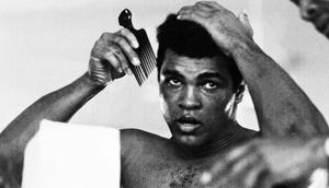 Seorang entertainer sejati dan legenda dalam dunia tinju, pada 30 Oktober 1974 Muhammad Ali menang KO atas George Foreman pada laga "Rumble in the Jungle" yang disaksikan 60 ribu orang di Stadion Kinshasa dan jutaan lainya di televisi. (AFP)