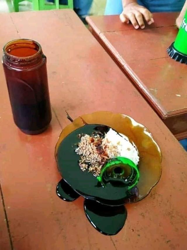 6 Momen Apes Ketumpahan Kecap saat Makan Ini Bikin Elus Dada