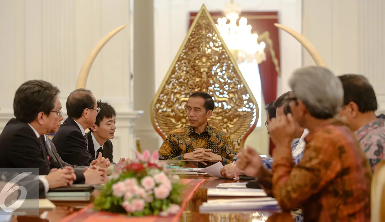 Presiden Joko Widodo (tengah) mendengarkan utusan khusus Perdana Menteri Jepang Hiroto Izumi di Istana Merdeka, Jakarta, Jumat (10/7/2015). Pertemuan membahas hubungan bilateral dan kerjasama ekonomi antara kedua negara. (Liputan6.com/Faizal Fanani)
