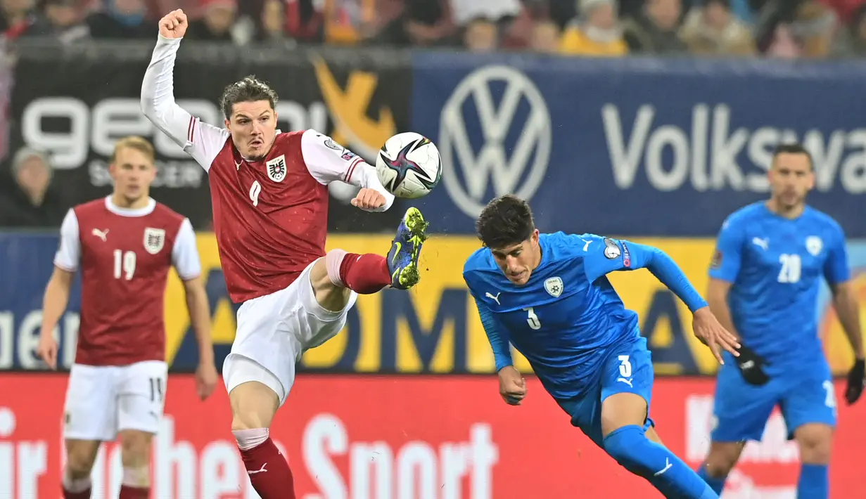 Pemain Austria, Marcel Sabitzer (tengah kiri) berebut bola dengan pemain Israel pada laga Grup F Kualifikasi Piala Dunia 2022 Qatar di Klagenfurt, Austria, 12 November 2021. Ia merupakan anak dari mantan pemain Timnas Austria, Herfried Sabitzer. Sabitzer menghabiskan masa remajanya bermain untuk empat klub Austria, sebelum bersinar di Admira Wacker Modling. Ia berhasil mengantarkan klub tersebut finis ketiga di liga dan lolos ke Liga Europa. (AFP/Joe Klamar)