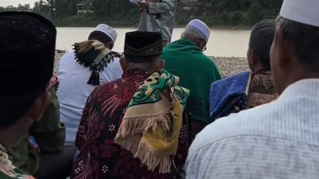 Dalam unggahannya, ia membagikan momen usai dirinya melaksanakan salat Istisqa dan sedang mendengarkan khutbah. Siapa sangka, sesaat setelah salat, gerimis mulai turun sedikit demi sedikit membasahi para jemaah.