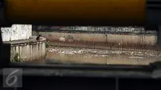 Warga memancing di Kali Krukut dekat TPU Karet Bivak Jakarta, Sabtu (5/11). Tumpukan sampah terlihat menggenang di sisi aliran Kali Krukut dan berbau. (Liputan6.com/Helmi Fithriansyah)
