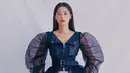 Jun Ji Hyun kembali mengenakan outfit dari Alexander McQueen yakni Turtle Biker Jacket seharga Rp55 juta dan High-rise Tulle Midi Skirt seharga Rp16 juta. (Instagram/junjihyunig).