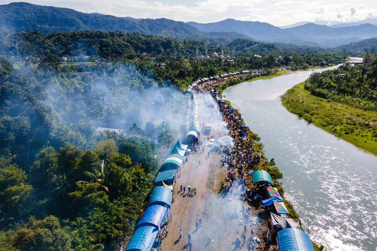 FOTO: Ribuan Warga Abdya Pecahkan Rekor Memasak Lemang Terbanyak