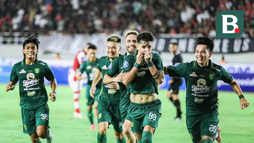 <p>Pemain Persebaya Surabaya, Bruno Moreira, melakukan selebrasi setelah mencetak gol ke gawang Persis Solo dalam lanjutan BRI Liga 1 2023/2023 di Stadion Manahan, Sabtu (1/7/2023) malam WIB. (Bola.com/Aditya Wany)</p>
