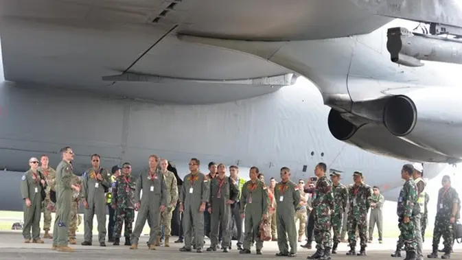 Latihan gabungan pendaratan pengeboman pertama antara AU AS dan Indonesia dilaksanakan di Pekanbaru. (US Embassy Jakarta )