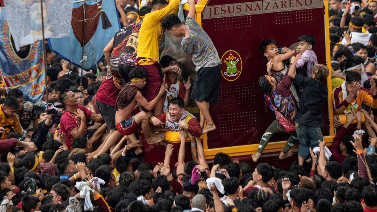 Lautan umat Katolik arak patung Yesus saat parade Black Nazarene di Filipina