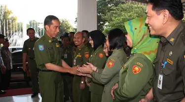 Gubernur DKI Jakarta Joko Widodo dan wakilnya Basuki Tjahaja Purnama menggelar halal bihalal di Balai Kota, Senin (4/8/14). (Liputan6.com/Herman Zakharia)