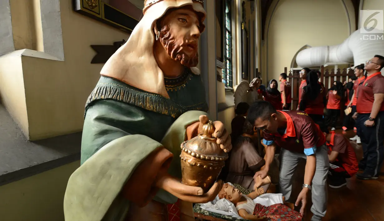 Sejumlah narapidana membersihkan patung pada "Bakti Merah Putih Narapidana" di Gereja Katedral, Jakarta, Rabu (27/3). Membersihkan rumah ibadah menjadi salah satu rangkaian HUT Pemasyarakatan ke-55 yang dilakukan serentak se Indonesia. (merdeka.com/Imam Buhori)