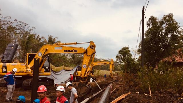 Penanganan tumpahan BBM jenis solar dari pipa Pertamia bocor di Tarisi, Wanareja, Cilacap. (Foto: Liputan6.com/Pertamina/Muhamad Ridlo)