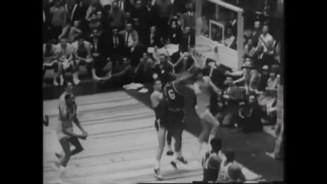 Wilt Chamberlain pebasket legendaris berposisi center yang pernah memperkuat beberapa tim seperti San Fransisco Warriors, Philadephia 76ers dan Los Angeles Lakers adalah pengoleksi poin tertinggi dalam sejarah NBA.
