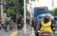 Kesaksian Warga di Jalan Penuh Lubang Matraman Raya: Tiap Bulan Ditambal