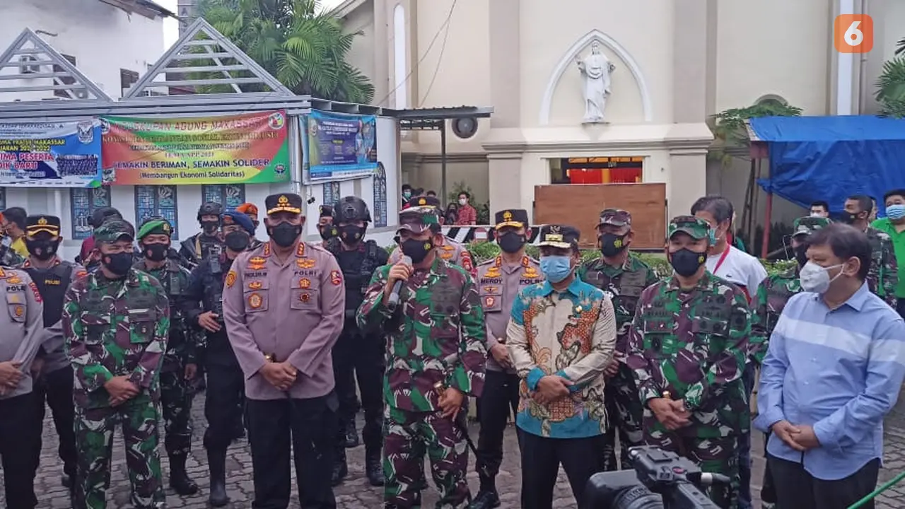 Panglima TNI Marsekal Hadi Tjahjanto dan Kabaintelkam Mabes Polri Komjen Pol Paulus W kunjungi Gereja Katedral Makassar (Liputan6.com/Fauzan).