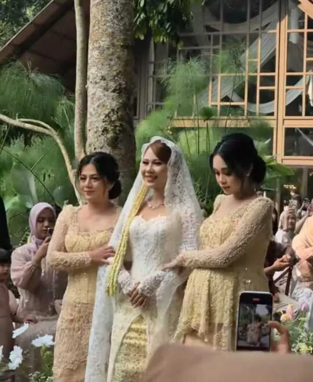 Digelar intimate dan sederhana, ini 5 detail dekorasi pernikahan Nadin Amizah yang estetik dan syahdu