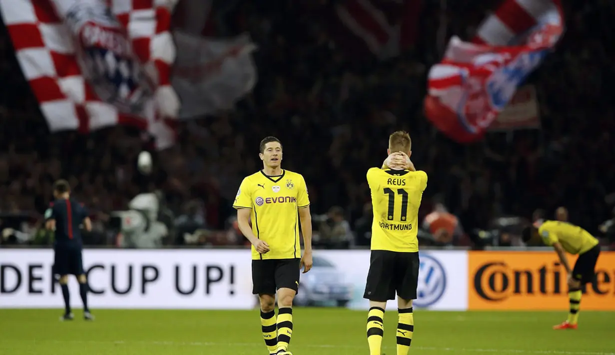 Ekspresi pemain Borussia Dortmund, Robert Lewandowski (kiri) dan Marco Reus usai dikalahkan Bayern München 0-2 di final DFB Pokal di Olympiastadion, Berlin (18/5/2014). (REUTERS/Tobias Schwarzer)