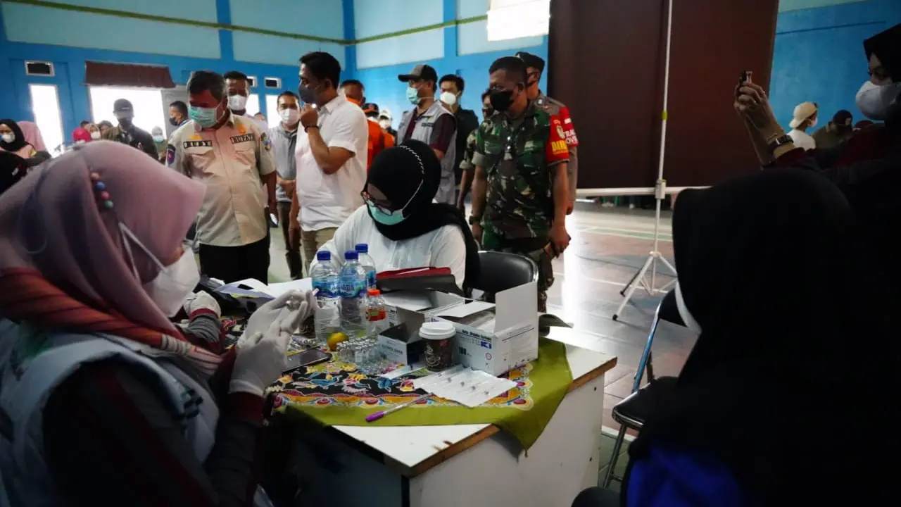 Bupati Garut Rudy Gunawan meninjau pelaksanaan vaksinasi covid-19 di Desa Rancasalak, Kecamatan Kadungora, Garut saat natalan.
