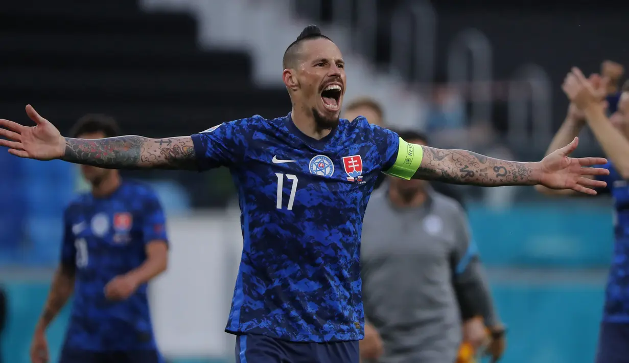 Marek Hamsik. Striker Timnas Slovakia ini telah mencetak 26 gol dari 126 caps untuk negaranya sebelum turnamen Euro 2020 berlangsung. Di laga perdana melawan Polandia, meski menang 2-1, ia belum mampu menyumbang gol untuk mempertajam rekornya. (Foto: AP/Pool/Evgenya Novozhenina)