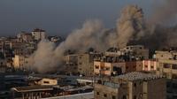 Asap mengepul di Rafah setelah serangan udara Israel di Jalur Gaza Selatan pada 1 Desember 2023. (SAID KHATIB/AFP)