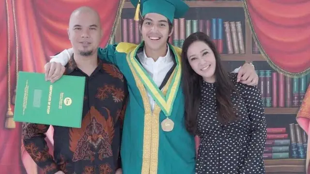 Sudah Cerai, 6 Mantan Pasangan Artis Ini Tetap Kompak Dampingi Anak Wisuda