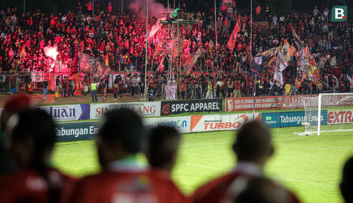 <p>Laga leg kedua final Pegadaian Liga 2 2023/2024 antara Semen Padang menghadapi PSBS Biak dihentikan untuk keunggulan PSBS Biak 3-0 atas Semen Padang akibat ulah suporter yang menyalakan flare dan memasuki lapangan di Stadion GOR Haji Agus Salim, Padang, Sabtu (9/3/2024). (Bola.com/Bagaskara Lazuardi)</p>