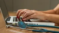 Kolaborasi Lifebuoy dan Halodoc ini merupakan upaya aktif kedua belah pihak agar orang tua terhindar dari perilaku swamedikasi dan mulai berkonsultasi ke dokter. (Copyright foto: Unsplash.com/ National Cancer Institute)