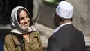 Duchess of Sussex Meghan Markle berbincang dengan seorang pria saat mengunjungi Masjid Auwal, Cape Town, Afrika Selatan (24/9/2019). Meghan tampil cantik berkerudung saat mengunjungi masjid pertama dan tertua di Afrika Selatan tersebut. (AFP Photo/David Harrison)