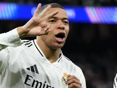 Pemain Real Madrid, Kylian Mbappe melakukan selebrasi setelah mencetak hattrick ke gawang Manchester City dalam laga leg 2 babak play off Liga Champions 2024/2025 di Santiago Bernabeu, Madrid, Rabu (19/02/2025) waktu setempat. (AP Photo/Manu Fernandez)
