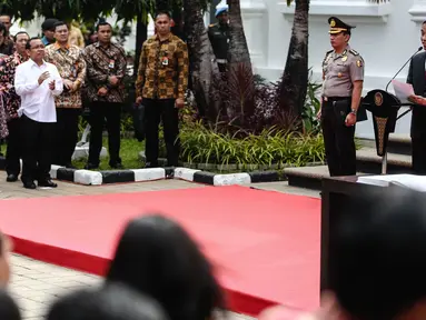 Presiden Jokowi memberi sambutan pada pembukaan pameran seni rupa koleksi Istana Kepresidenan RI di Galeri Nasional, Jakarta, Senin (1/8). Jokowi terlihat didampingi oleh Presiden ke-5 RI Megawati Soekarnoputri. (Liputan6.com/Faizal Fanani)