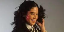 Meski mengusung tema youthful, penampilannya tetap sarat dengan kesan classy yang menjadi ciri khasnya. [@therealdisastr].