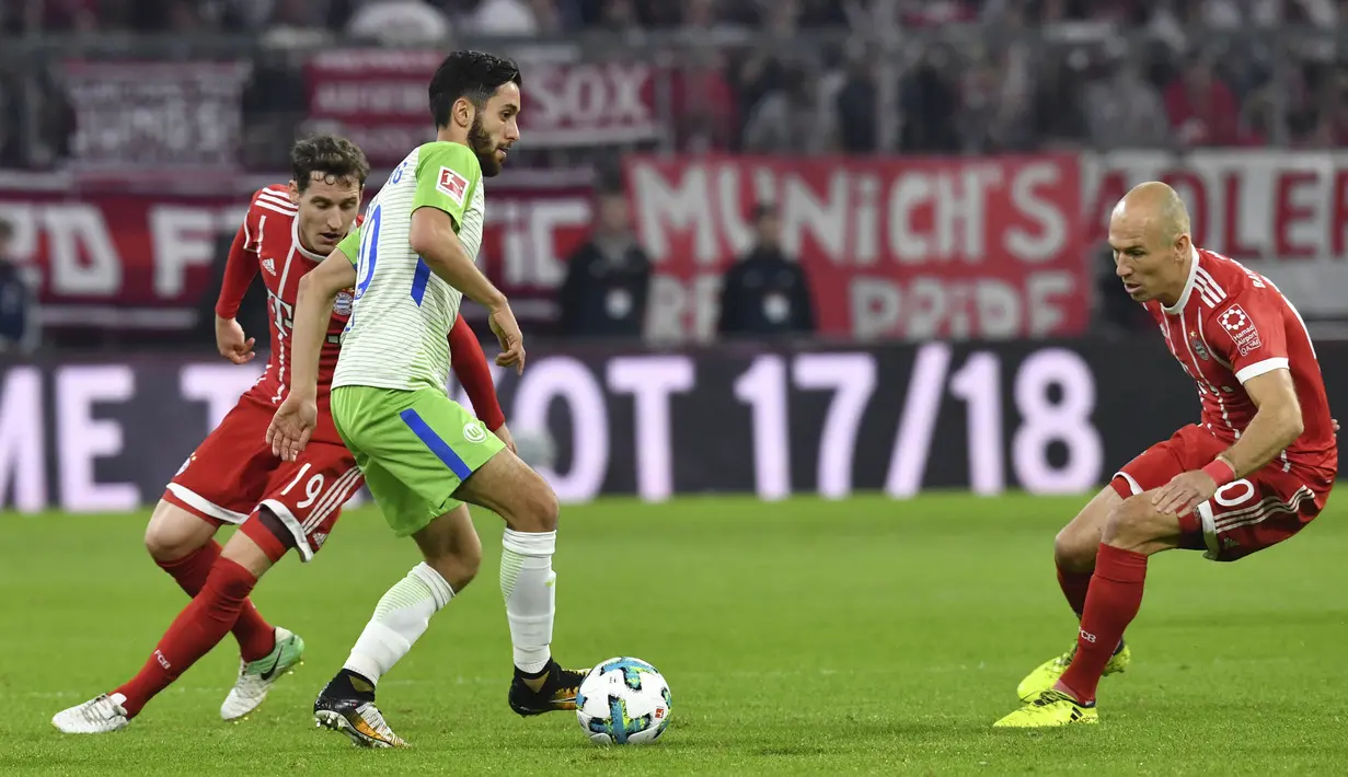 Gelandang VfL Wolfsburg, Yunus Mall, berusaha melewati striker Bayern Munchen, Arjen Robben, pada laga Bundesliga, di Stadion Allianz, Kamis (22/9/2017). Bayern Munchen ditahan imbang 2-2 oleh VfL Wolfsburg. (AP/Matthias Balk)