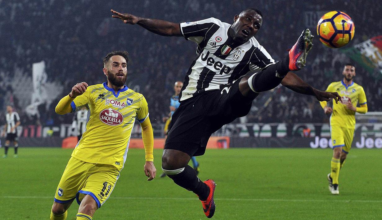 Gelandang Juventus, Kwadwo Asamoah, membuang bola dari pemain Pescara, Francesco Zampano. Gol kedua Juventus dicetak Mario Mandzukic pada menit ke-63. (Reuters/Giorgio Perottino)