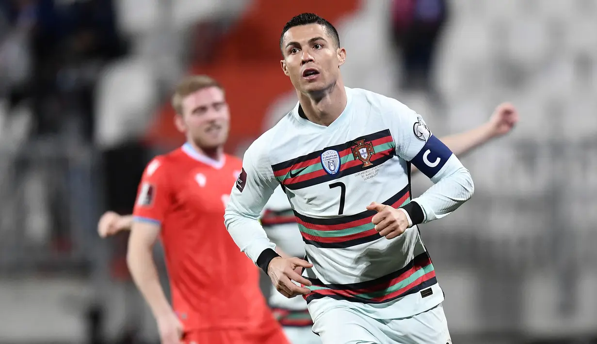 Cristiano Ronaldo. Tak dipungkiri, striker berusia 36 tahun ini tetap menjadi motor dan mentor dalam skuat Portugal. Kebintangannya tetap menjadi jaminan untuk mempertahankan gelar, meskipun bersama Juventus musim ini prestasinya terbilang menurun. (AFP/John Thys)
