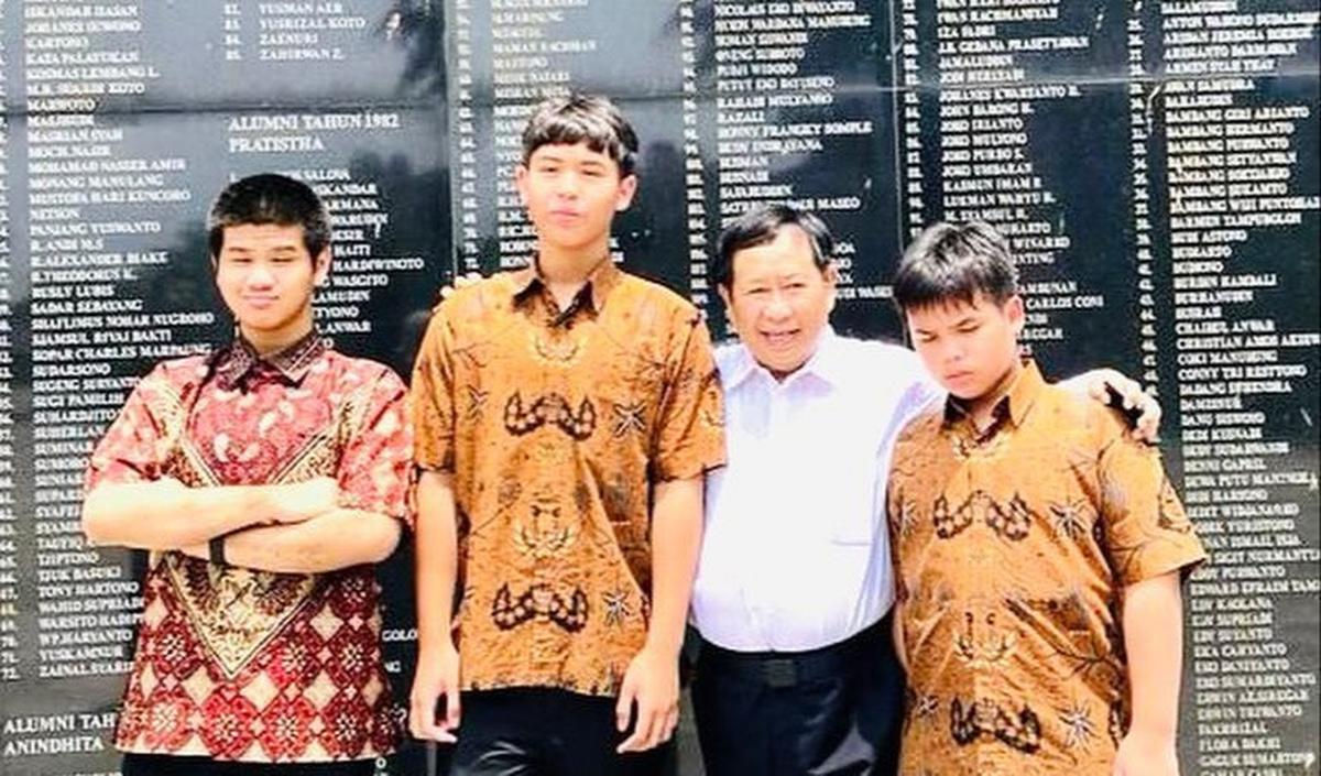 "(Brigade Khusus) tiga pengawal pribadi setia punya kemampuan khusus hilangkan capek dan penat serta kawal saat kuliner,"