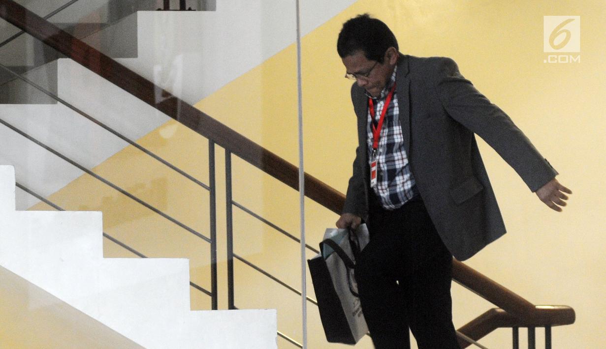 Sekjen DPR Indra Iskandar menaiki tangga saat akan menjalani pemeriksaan di Gedung KPK, Jakarta, Kamis (21/3). Indra Iskandar diperiksa terkait dugaan suap DAK Kabupaten Kebumen Tahun Anggaran 2016. (merdeka.com/Dwi Narwoko)