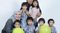 AIUEOS Family (Bambang E. Ros/Fimela.com)