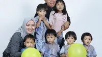 Cerita Suka Duka Lely dan Habibie Asuh Kembar Lima AIUEO
