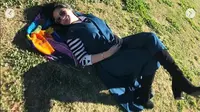 Harga syal Nagita Slavina yang jadi alas tidur di rumput itu mencapai belasan juta rupiah. (dok. Instagram @raffinagita1717/https://www.instagram.com/p/ByjY8dWhRkl/Dinny Mutiah)