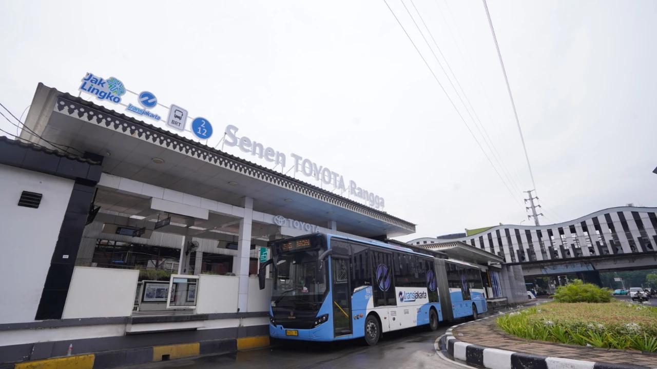 Banjir Jakarta, Penumpang Transjakarta Arah Ancol Diturunkan di Tengah Jalan lalu Jalan Kaki