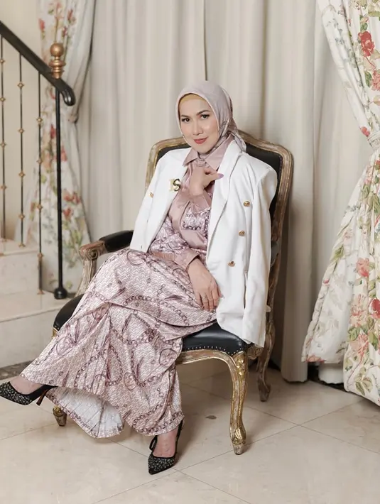 Kesan feminin ia tampilkan lewat padanan dress bermotif dan blazer warna putih. Elegan! @vennamelindareal.